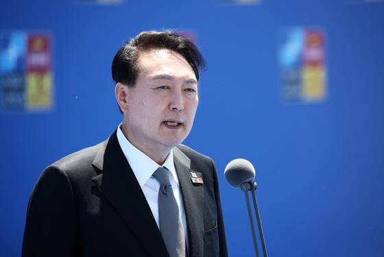 (마드리드=뉴스1) 오대일 기자 = 윤석열 대통령이 29일(현지시간) 나토 동맹국-파트너국 정상회의가 열리는 마드리드 이페마(IFEMA)에 도착, 취재진의 질문에 답하고 있다. (대통령실사진기자단) 2022.6.29/뉴스1