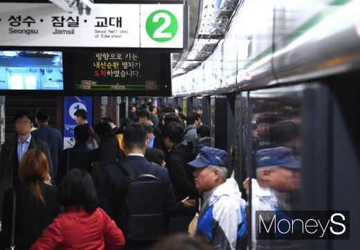 지하철 역명을 차지하기 위한 은행들의 발걸음이 빨라지고 있다. 사진은 서울 지하철을 이용하고 있는 시민들의 모습. /사진=장동규 기자