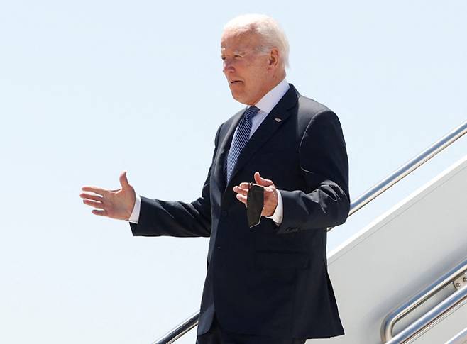 사진은 지난 28일(현지시각) 바이든 대통령이 나토 정상회의에 참석하기 위해 스페인 토레혼데아르도스 공항에 도착한 모습. /사진=로이터