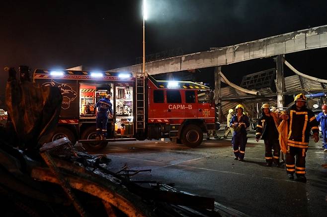 볼로디미르 젤렌스키 우크라이나 대통령이 지난 28일(현지시각) 우크라이나 북동부 폴타바주 크레멘추크시의 한 쇼핑센터를 폭격한 러시아군을 비난하며 처벌을 촉구했다. 사진은 사고 현장 모습. /사진=로이터