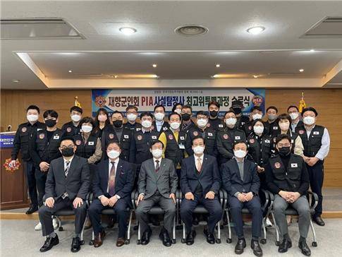 재향군인회 PIA(Private Investigation Administrater) 탐정사 최고위특별과정에 참석한 회원들이 단체 기념 사진을 찍고 있다. /사진=대한민국재향군인회 평생교육원