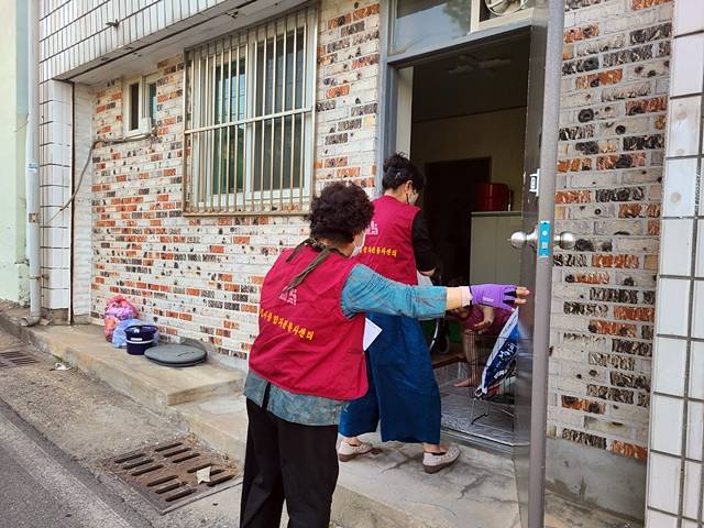 문경시 관계자들이 ‘광부의 도시락’을 전달하고 있다./사진제공=경북 문경시