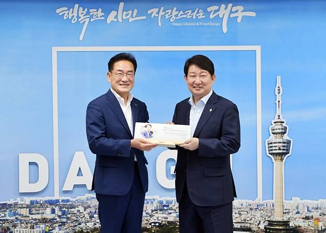 최기문 영천시장(왼쪽)이 권영진 대구시장(오른쪽)에 감사패를 전달하고 있다./사진제공=경북 영천시