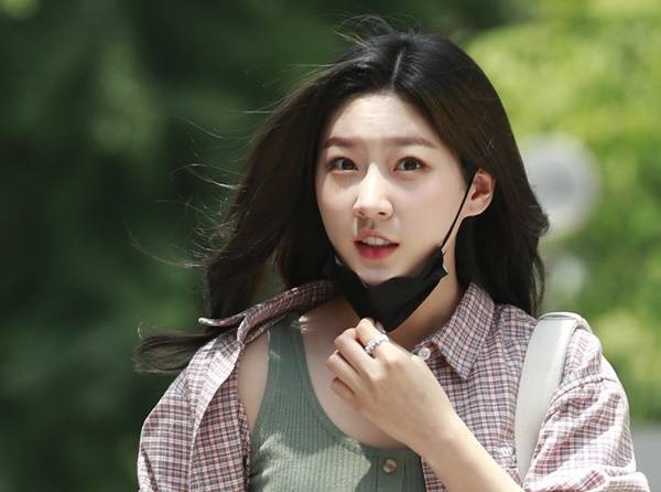 서울 강남구서 만취 상태로 음주운전을 한 배우 김새론(21)이 검찰에 넘겨졌다.사진은 지난 2020년 6월 KBS홀에서 열린 '6.15 남북공동선언 20주년 기념 평화음악회-길을 걷다' 공연에 참석한 배우 김새론. /사진=뉴스1