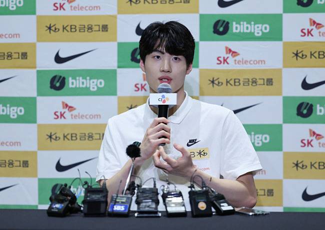 황선우가 29일 오전 서울 강남구 신사동 CGV청담시네시티에서 열린 기자간담회에서 취재진의 질문에 답하고 있다.  연합뉴스