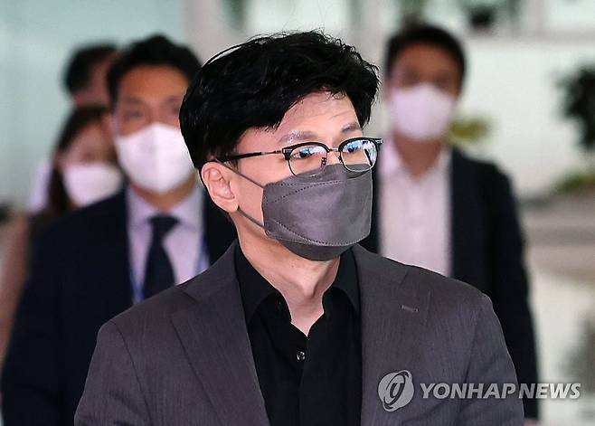 (영종도=연합뉴스) 미국 연방수사국(FBI) 방문을 위해 출장길에 오르는 한동훈 법무부 장관이 29일 오전 영종도 인천국제공항 제2여객터미널에서 출국하고 있다. 2022.6.29