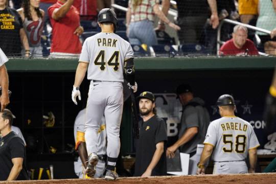 피츠버그 파이리츠의 박효준이 29일 오전(한국시간) 미국 워싱턴 D.C. 내셔널스파크에서 열린 MLB 워싱턴 내셔널스와의 원정경기에서 9회 마지막 타석에서 삼진으로 물러난 뒤 더그아웃으로 돌아가고 있다. AP뉴시스