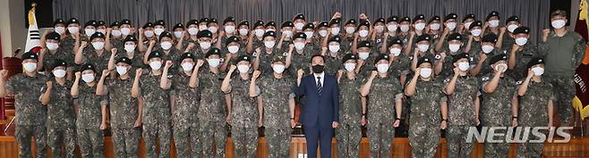 [완주=뉴시스]윤난슬 기자 = 우석대학교 학군단은 29일 '2022년 하계 전투지휘자 훈련 출정식'을 하고 본격적인 훈련에 돌입했다고 밝혔다.2022.06.29.(사진=우석대 제공)