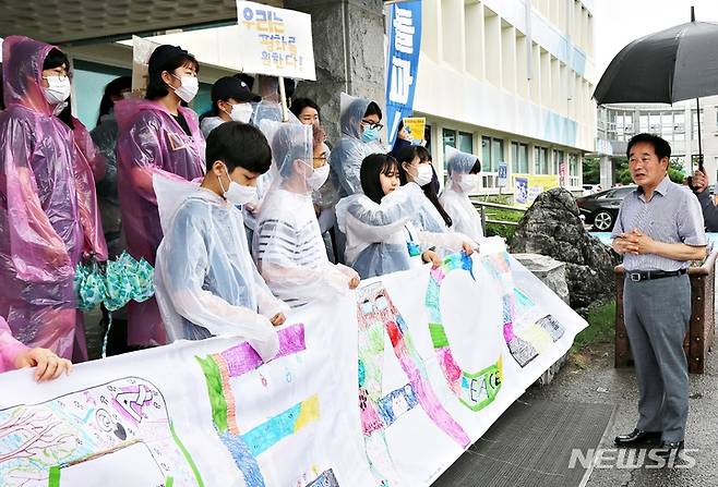 [진천=뉴시스] 강신욱 기자 = 송기섭 충북 진천군수가 29일 진천군청 현관에서 열린 은여울중고등학교 학생들의 우크라이나 전쟁 반대 거리 캠페인에서 학생들을 격려하고 있다. 2022.06.29. ksw64@newsis.com
