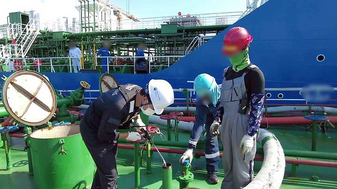 [부산=뉴시스] 부산본부세관 직원들이 급유선에 승선해 유량을 확인하고 있는 모습. (사진=부산본부세관 제공) *재판매 및 DB 금지