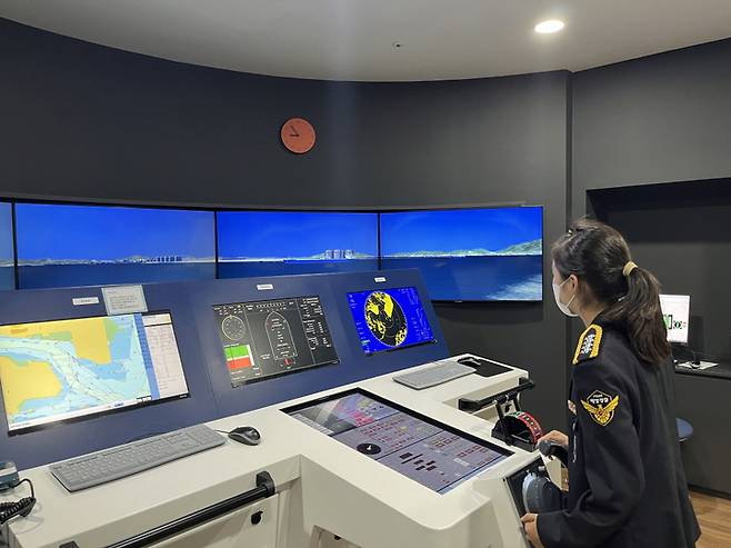 순천만잡월드에서 해양경찰 제복을 입고 항해 체험을 하고 있는 청소년. 여수해경 제공 *재판매 및 DB 금지