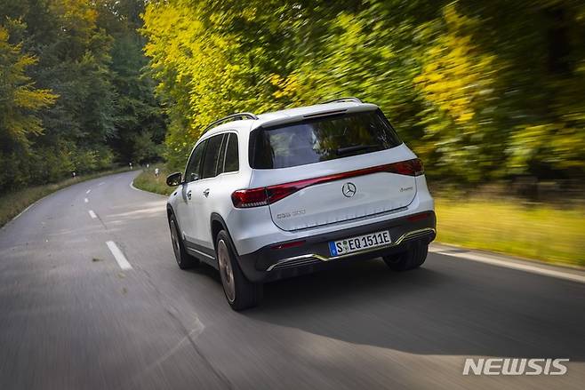 [서울=뉴시스]메르세데스-벤츠 '더 뉴 EQB 300 4매틱 AMG 라인'.(사진=메르세데스-벤츠 코리아 제공) 2022.6.29 photo@newsis.com