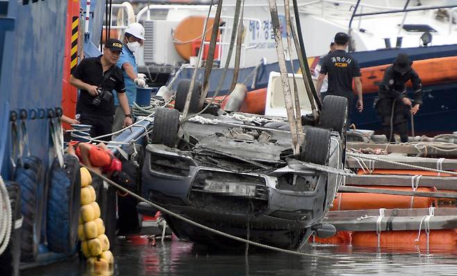 [완도=뉴시스] 류형근 기자 = 조유나양과 부모가 탑승했던 승용차량이 한달여만에 바다에서 발견된 29일 오후 전남 완도군 신지면 송곡항에서 경찰 등이 차량 인양작업을 하고있다. 2022.06.29. hgryu77@newsis.com