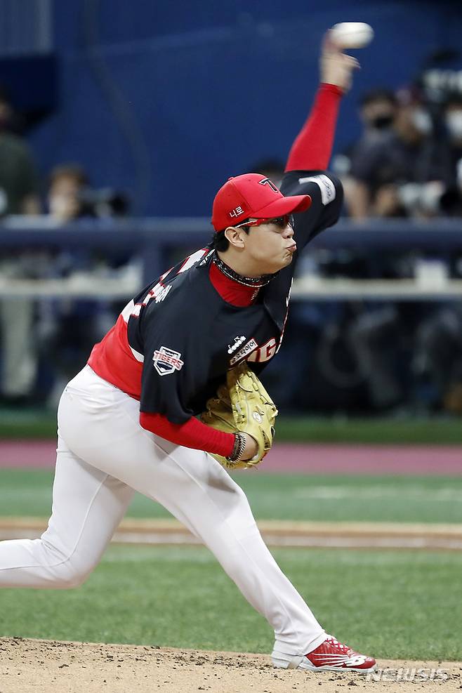 [서울=뉴시스] 최동준 기자 = 29일 서울 구로구 고척스카이돔에서 열린 2022 KBO 리그 키움 히어로즈 대 KIA 타이거즈의 경기, KIA 선발 양현종이 공을 던지고 있다. 2022.06.29. photocdj@newsis.com