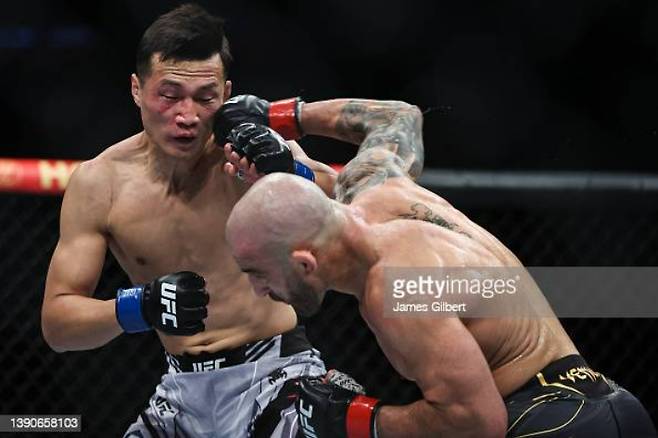 알렉산더 볼카노프스키와 페더급 챔피언 타이틀전을 펼쳤던 정찬성. 게티이미지/UFC 제공