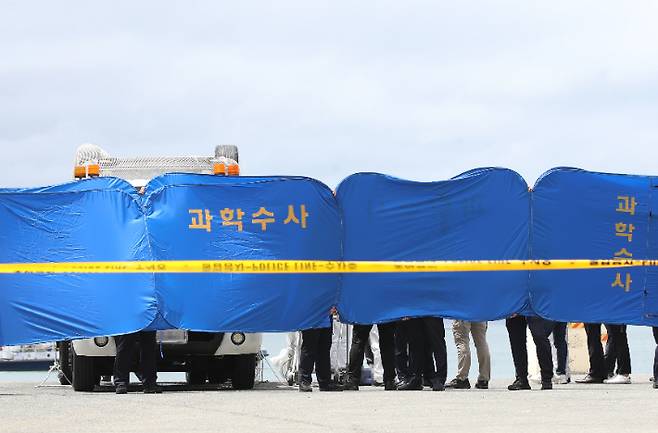 29일 오후 전남 완도군 신지면 송곡선착장 부근에서 경찰이 10ｍ 바닷속에 잠겨있는 조유나(10)양 가족의 차량을 인양한 뒤 조양 가족으로 추정되는 시신을 수습하고 있다. 연합뉴스