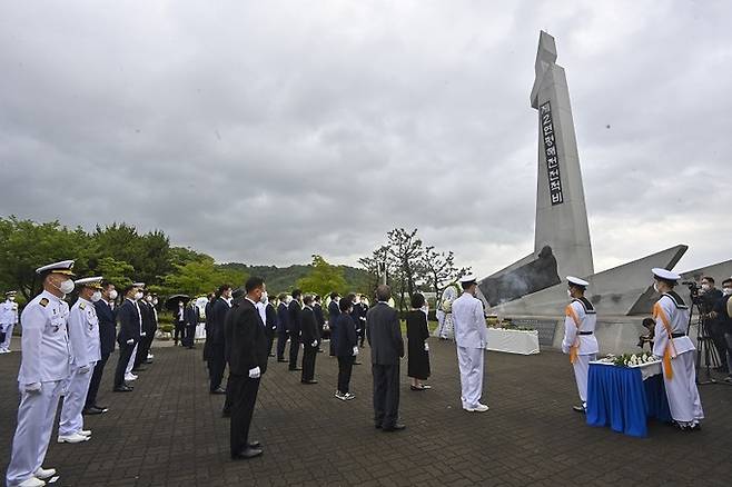 29일 오전 경기도 평택시 해군 제2함대 사령부에서 열린 ‘제2연평해전 승전 20주년 기념식’에서 참석자들이 제2연평해전 전적비(戰蹟碑)에 참배하고 있다. 평택=연합뉴스