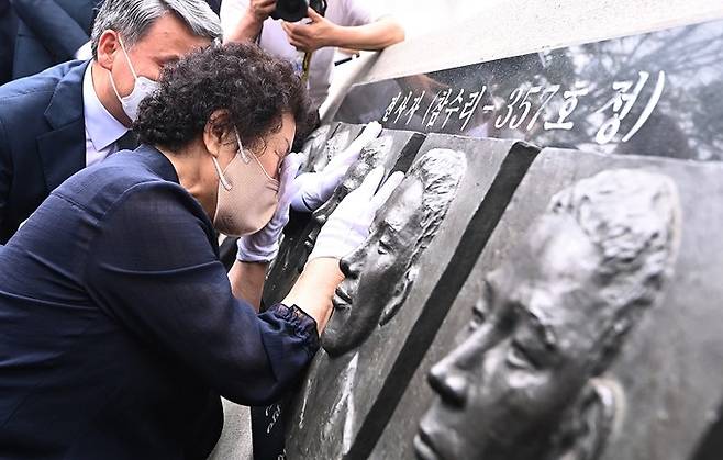 29일 오전 경기도 평택시 해군 제2함대 사령부에서 열린 ‘제2연평해전 승전 20주년 기념식’에서 유족이 해전 영웅들의 얼굴 부조상을 어루만지며 눈물 흘리고 있다. 평택=연합뉴스