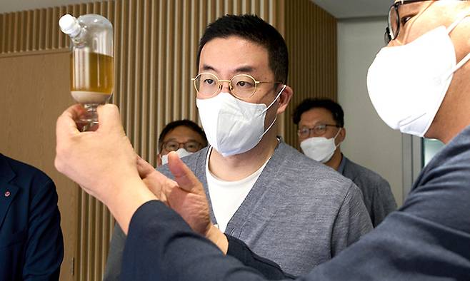 구광모 LG 회장(왼쪽)이 28일 서울 마곡 LG사이언스파크에서 친환경 바이오 원료에 대한 설명을 듣고 있다. LG 제공