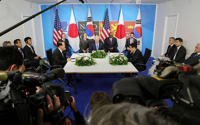 한미일 3국 정상이 29일(현지 시간) 스페인 마드리드 이페마 국제회의장에서 정상회담을 하고 있다. 왼쪽부터 윤석열 대통령, 조 바이든 미국 대통령, 기시다 후미오 일본 총리.