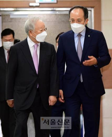 28일 오전 서울 마포구 한국경영자총협회를 찾은 추경호(오른쪽) 경제부총리 겸 기획재정부 장관이 경총 회장단과의 조찬 간담회를 위해 손경식 경총 회장과 회의실로 들어서고 있다. 정연호 기자