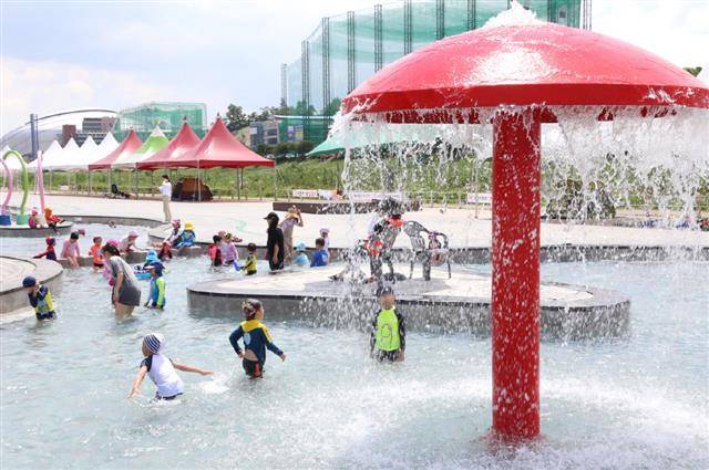 서울 구로구 안양천 물놀이장에서 아이들이 물놀이를 즐기고 있다.구로구 제공