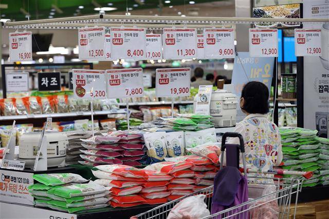 할인해도 비싸네  - 먹거리 물가가 치솟는 가운데 26일 오후 서울 서초구 하나로마트 양재점에서 시민들이 장을 보고 있다. 뉴스1