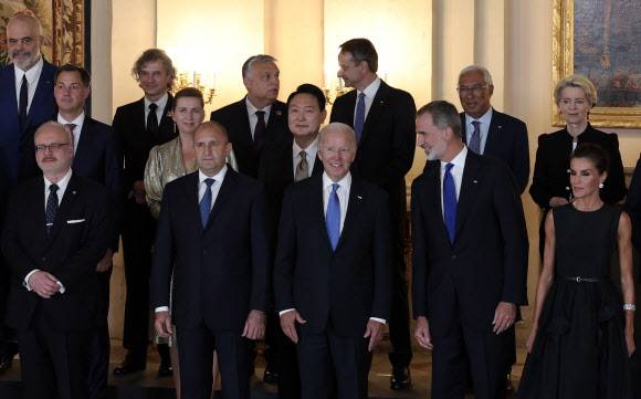 스페인 국왕 내외 주최 만찬 참석한 윤석열 대통령 - 윤석열 대통령이 28일(현지시간) 스페인 마드리드 왕궁에서 열린 펠리페 6세 스페인 국왕 내외 주최 만찬에 참석. 조 바이든 미국 대통령 등 참석자들과 기념촬영을 하고 있다. 2022.6.29 연합뉴스