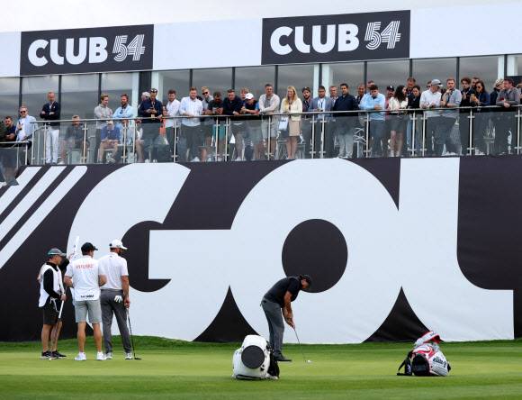 필 미컬슨이 9일(현지시간) LIV 골프 인비테이셔널 시리즈 첫 대회가 시작된 영국 센트리온골프클럽 그린에서 퍼트를 하고 있다. [로이터 연합뉴스]