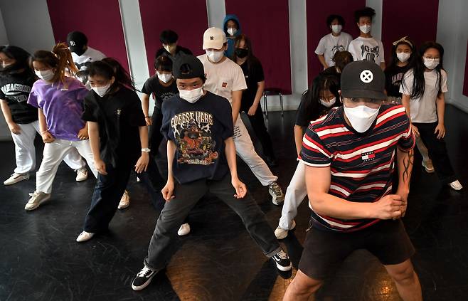 문화체육관광부와 한국문화예술교육진흥원이 진행하는 ‘꿈의 무용단’ 홍보대사 제이블랙(맨 앞)이 서울 광진구 댄스 스튜디오에서 아이들과 춤을 추고 있다.한국문화예술교육진흥원 제공