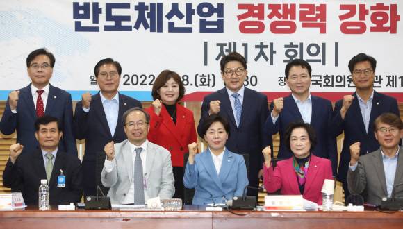 닻 올린 반도체특위 - 국민의힘 반도체 산업 경쟁력 강화 특별위원회 1차 회의가 28일 국회 의원회관에서 열린 가운데 참석자들이 주먹을 들어 올리며 기념촬영을 하고 있다. 앞줄 왼쪽부터 정덕균 서울대 교수, 김정호 카이스트 교수, 더불어민주당 출신 무소속으로 위원장을 맡은 양향자 의원, 조명희 의원, 박동건 삼성디스플레이 상근고문, 뒷줄 왼쪽부터 송언석 원내수석부대표, 송석준 의원, 양금희 의원, 권성동 원내대표, 성일종 정책위의장, 김영식 의원.김명국 기자