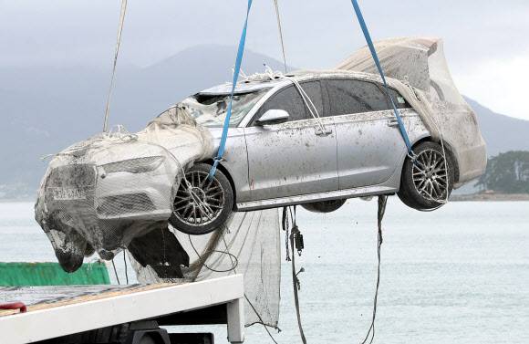 조유나양과 부모가 탑승했던 것으로 추정되는 승용차량이 한달여만에 바다에서 발견돼 29일 오후 전남 완도군 신지면 송곡항으로 옮겨지고 있다. 뉴시스