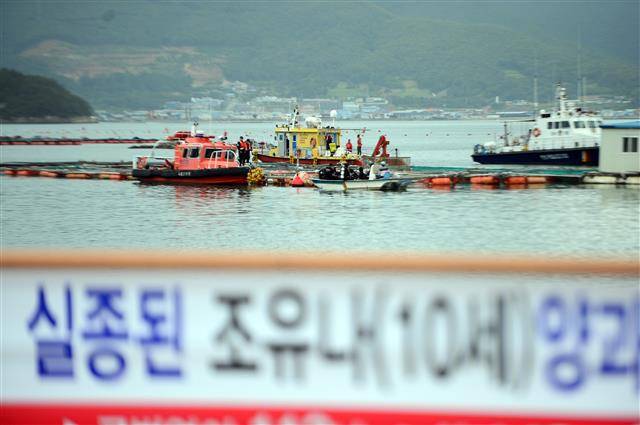 ‘인양 작업으로 분주한 송곡항’ - 29일 오전 전남 완도군 신지면 송곡항 인근 앞바다에서 경찰 관계자들이 최근 실종된 조유나양(10) 일가족의 아우디 차량에 대한 인양작업을 하기 위해 준비하고 있다. 2022.6.29 뉴스1