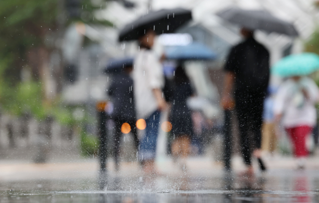 27일 오후 서울 시내의 거리에 비가 내리고 있다. 연합뉴스