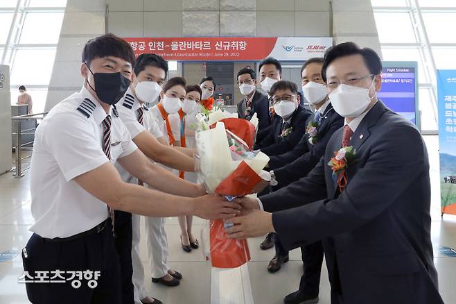 29일 인천국제공항에서 진행된 제주항공 인천~울란바토르 노선 신규취항식에 참석한 김이배 제주항공 대표이사(사진 오른쪽 첫번째) 등 관계자들이 승무원들에게 꽃다발을 전달하고 있다. 제주항공 제공