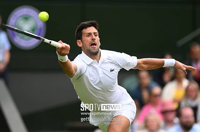 ▲ 노박 조코비치가 2022년 윔블던 남자 단식 2회전에서 경기를 치르고 있다.