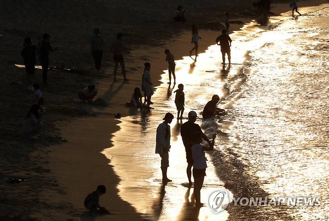 열대야 피해 바닷가에 나온 시민들 [연합뉴스 자료사진]