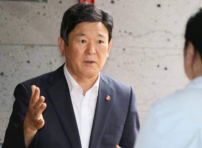 인터뷰하는 김광수 제주도교육감 당선인 [촬영 변지철]