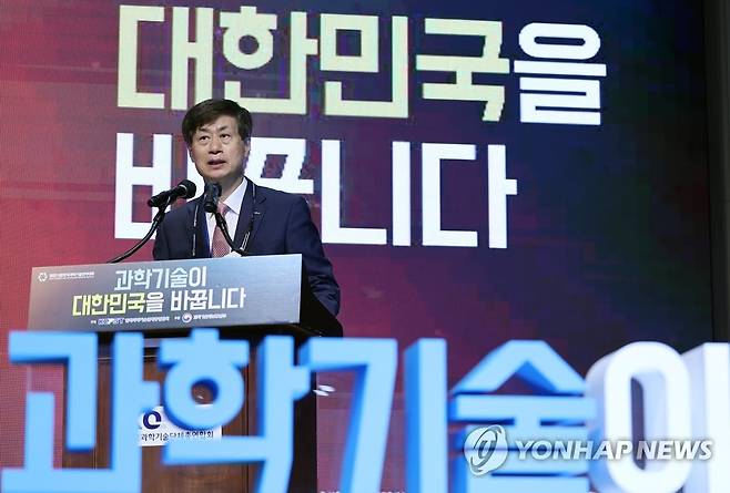 2022 대한민국 과학기술 연차대회 (서울=연합뉴스) 홍해인 기자 = 이우일 한국과학기술단체총연합회장이 29일 서울 강남구 한국과학기술회관에서 열린 2022년 대한민국 과학기술 연차대회 개회식에서 개회사를 하고 있다. 2022.6.29 hihong@yna.co.kr