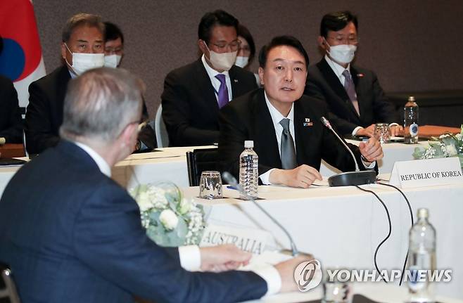 아태 파트너 4개국 정상 회동서 발언하는 윤석열 대통령 (마드리드=연합뉴스) 안정원 기자 = 북대서양조약기구(NATO·나토) 정상회의 참석을 위해 스페인을 방문한 윤석열 대통령이 29일(현지시간) 마드리드 시내 한 호텔에서 열린 아시아 태평양 파트너 4개국(한국·일본·호주·뉴질랜드) 정상 회동에 참석해 발언하고 있다. 2022.6.29 jeong@yna.co.kr