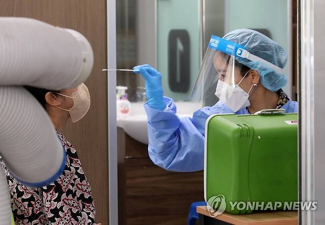 검체 채취하는 의료진 (광주=연합뉴스) 조남수 기자 = 29일 오후 광주 서구보건소 선별진료소에서 의료진이 코로나19 검체 채취하고 있다. 2022.6.29 iso64@yna.co.kr