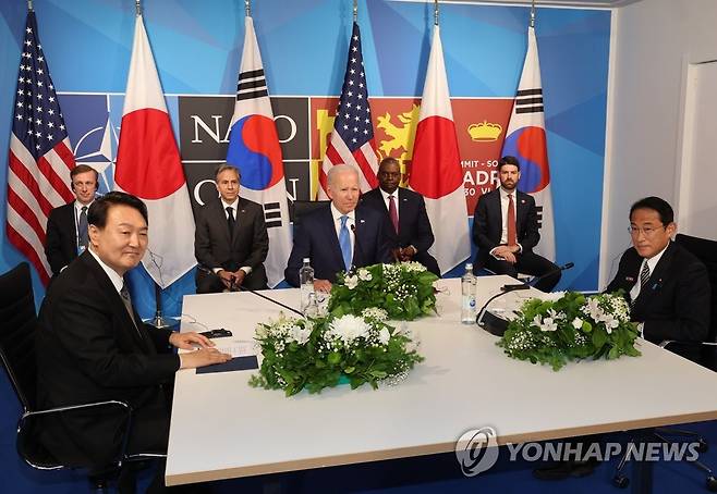 대화하는 한미일 정상 (마드리드=연합뉴스) 서명곤 기자 = 윤석열 대통령이 29일 스페인 마드리드 이페마(IFEMA) 컨벤션센터에서 열린 한미일 정상회담에서 조 바이든 미국 대통령, 기시다 후미오 일본 총리와 대화하고 있다.  2022.6.29 seephoto@yna.co.kr