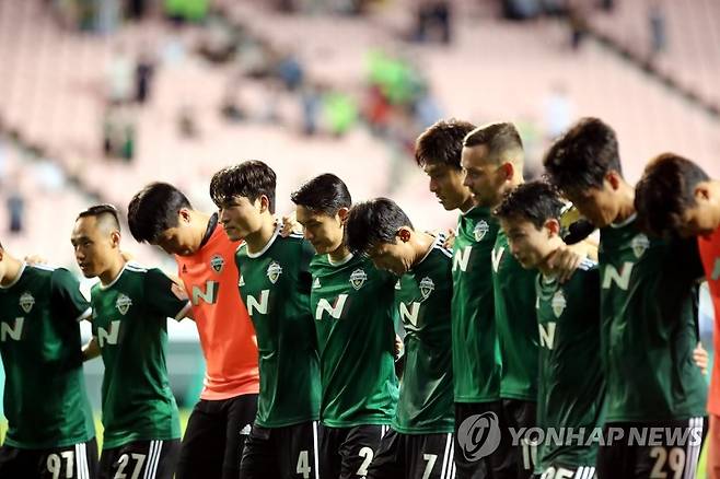 전북 현대, 3 대 0 승리 (전주=연합뉴스) 나보배 기자 = 29일 전북 전주월드컵경기장에서 열린 2022 하나원큐 FA컵 8강전 전북 현대와 수원 삼성의 경기에서 3 대 0으로 승리한 전북 현대 선수들이 팬들에게 인사하고 있다. 2022.6.29 warm@yna.co.kr