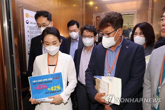 표결거부하고 퇴장하는 사용자위원들 (세종=연합뉴스) 김주형 기자 = 공익위원이 내년도 최저임금 9,620원을 제시한 가운데 29일 오후 세종시 정부세종청사 최저임금위원회 회의실에서 류기정 한국경영자총협회 전무와 사용자위원들이 표결을 거부한 뒤 퇴장하고 있다. 2022.6.29 kjhpress@yna.co.kr