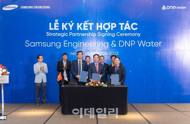 삼성엔지니어링 강규연 부사장(가운데)과 DNP Water 응오 득 부(Ngo Duc Vu) 회장(오른쪽), DNP Holding 응우엔 반 휴(Nguyen Van Hieu) 사장(왼쪽)이 기념촬영을 하고 있다. (사진=삼성엔지니어링)