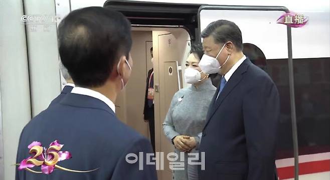 2022년 6월30일 시진핑 주석과 펑리위안 여사가 고속철로 홍콩에 도착했다. 사진=CCTV
