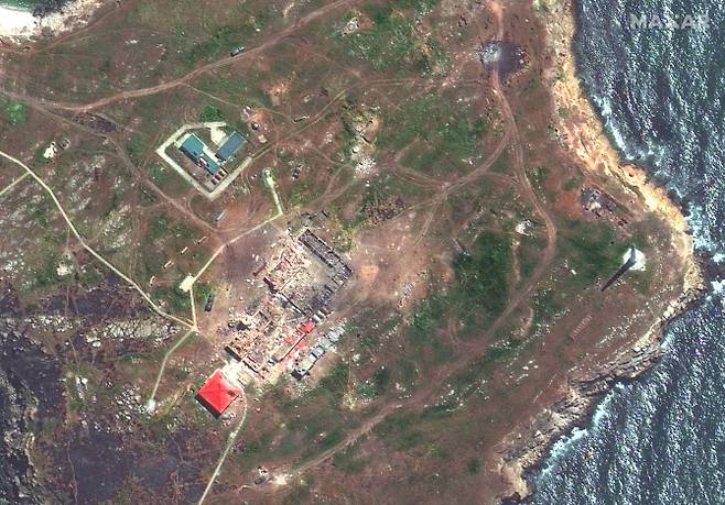 막사르 테크놀로지가 제공한 위성 사진에 우크라이나 흑해 즈미니섬(뱀섬)에 파괴된 헬기, 대공 차량 등이 보이고 있다. (사진=뉴시스)