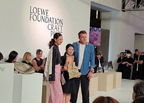 30일 서울공예박물관에서 열린 ‘2022 로에베 재단 공예상’ 시상식에서 우승한 정다혜 작가(가운데)가 기념촬영을 하고 있다(사진=연합뉴스).