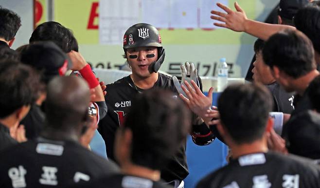 30일 오후 대구 삼성라이온즈파크에서 열린 프로야구 ‘2022 신한은행 쏠(SOL) KBO 리그’ kt 위즈와 삼성 라이온즈의 경기. 3회 초 무사 주자 1루 상황에서 kt 박병호가 연타석 홈런을 친 후 동료들의 축하를 받고 있다. (사진=연합뉴스)