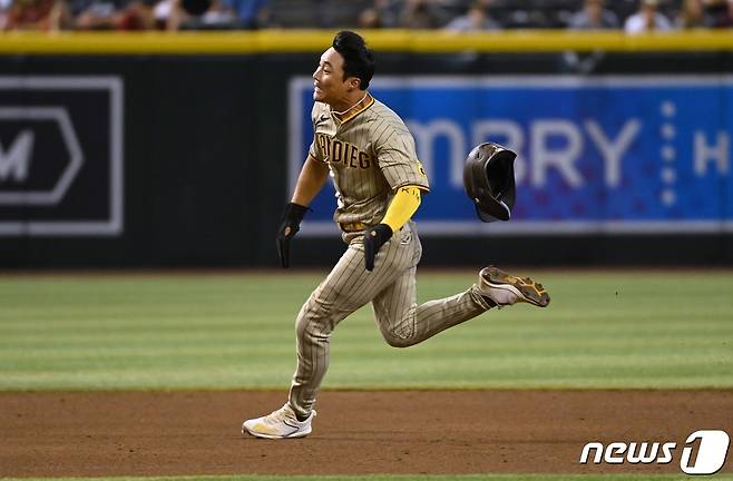 김하성이 30일(한국시간) 메이저리그 애리조나 다이아몬드백스전에서 6회초 볼넷으로 출루한 뒤 상대 투수의 견제 송구 실책을 틈 타 3루까지 전력 질주하고 있다. © AFP=뉴스1
